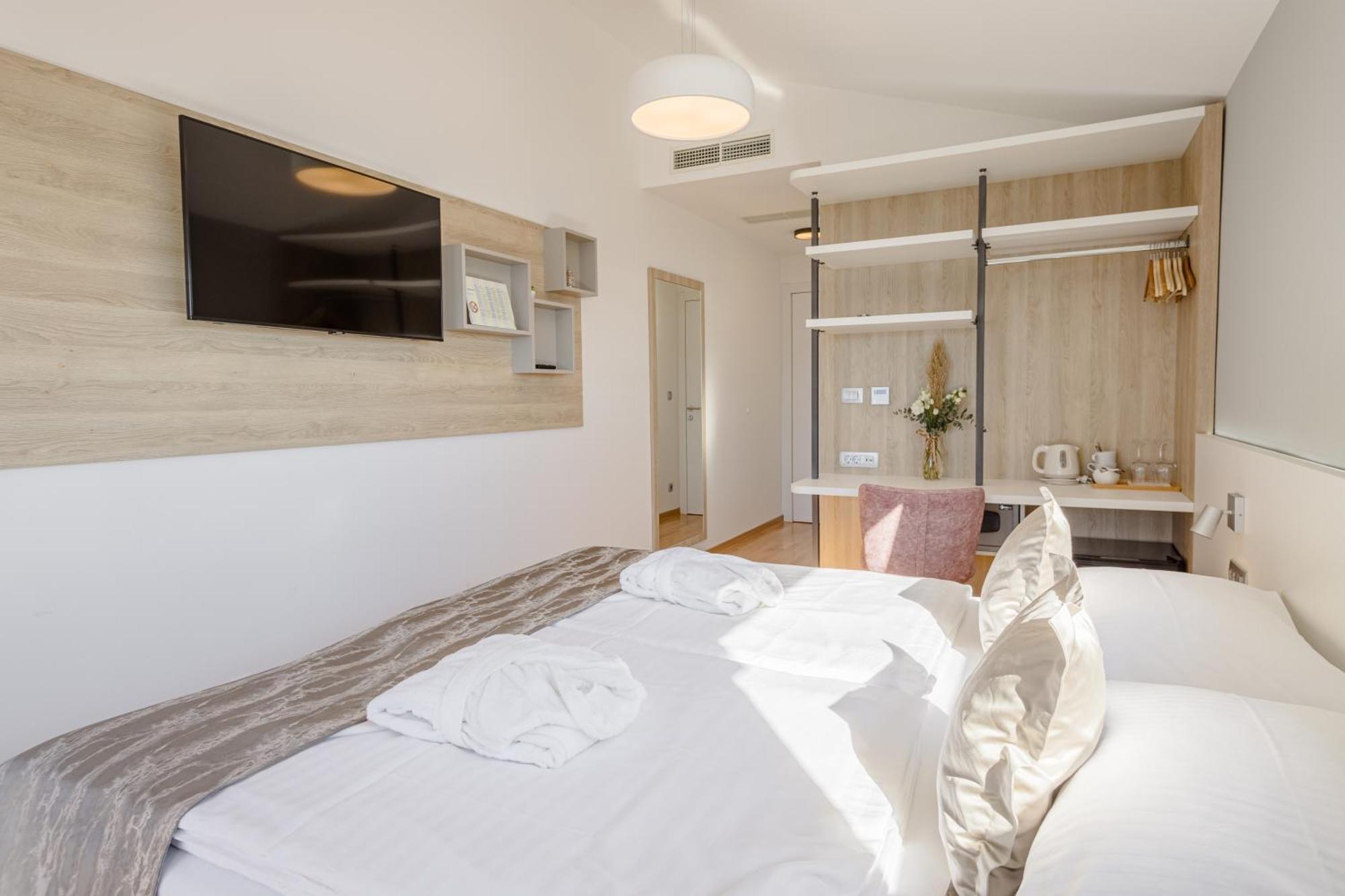 Rogac Rooms & Restaurant Omis Exterior photo
